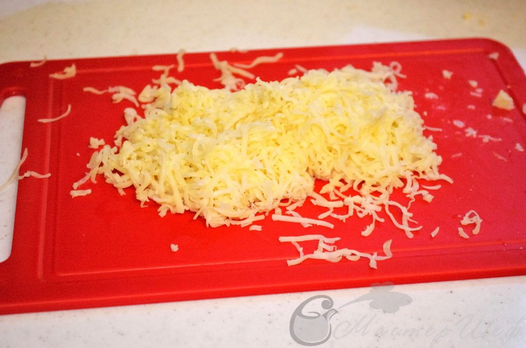 Сыр натираем на терке