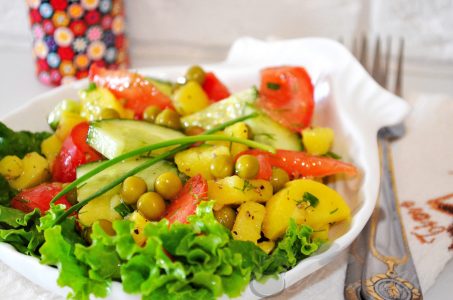 Салат с зеленым горошком и картофелем