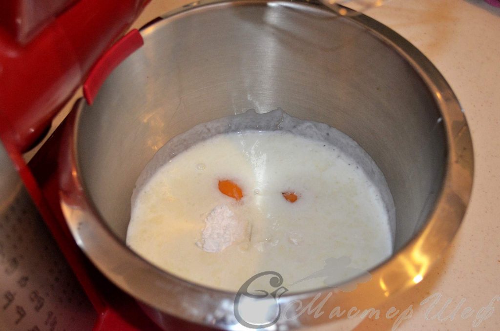 Кефир вливаем в чашу миксера, добавляем разрыхлитель, соль, крахмал и яйца. Перемешиваем.