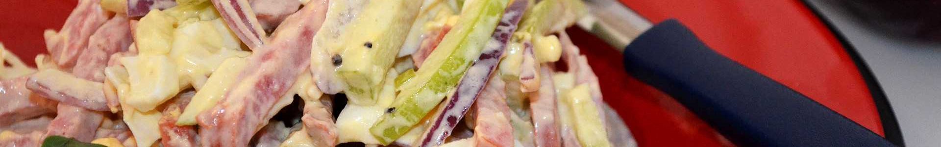 Супер быстрый салат — колбаса, яйца, яблоки и еще кое-что
