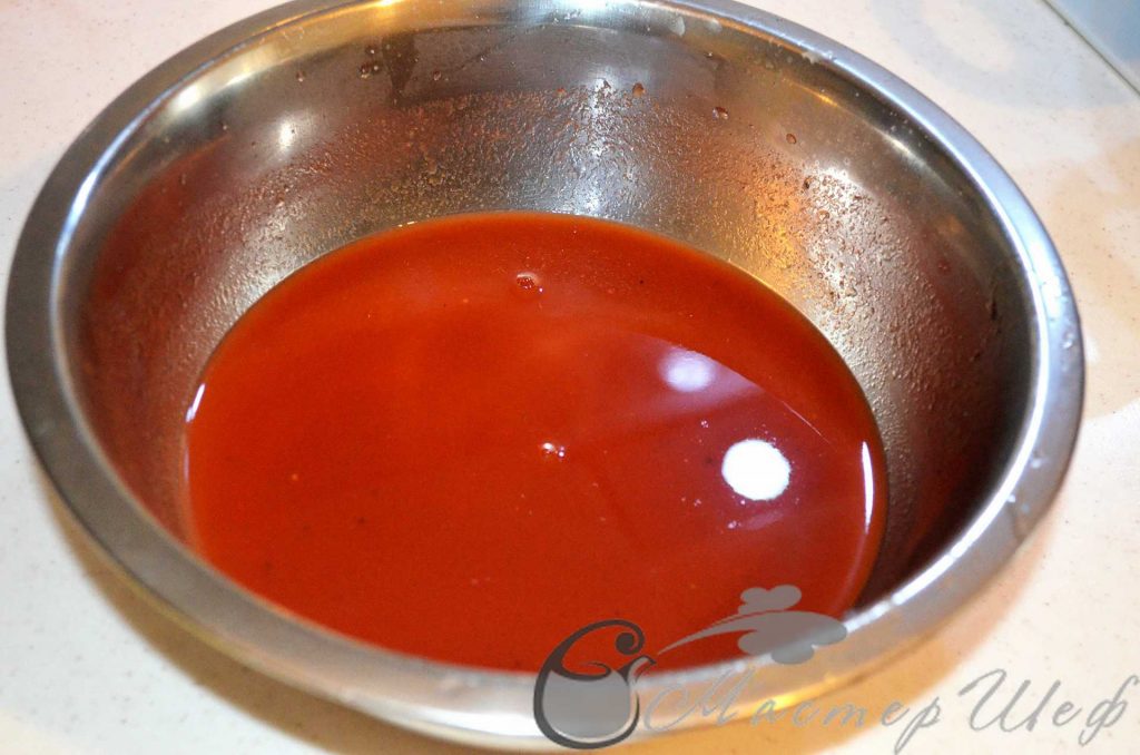 Готовим томатный соус к голубцам