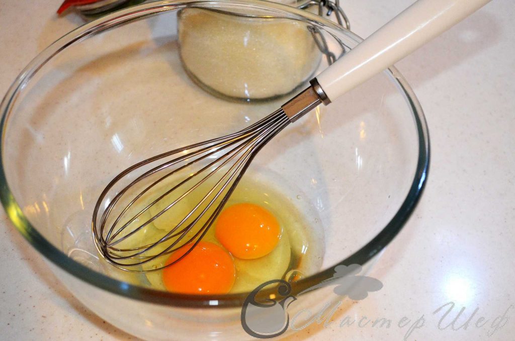 Яйца смешиваем с солью и сахаром, слегка взбиваем венчиком.