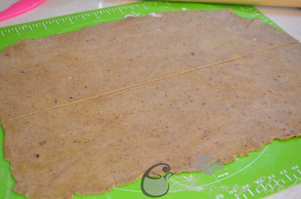 Раскатываем тесто в прямоугольник толщиной 2-3 мм