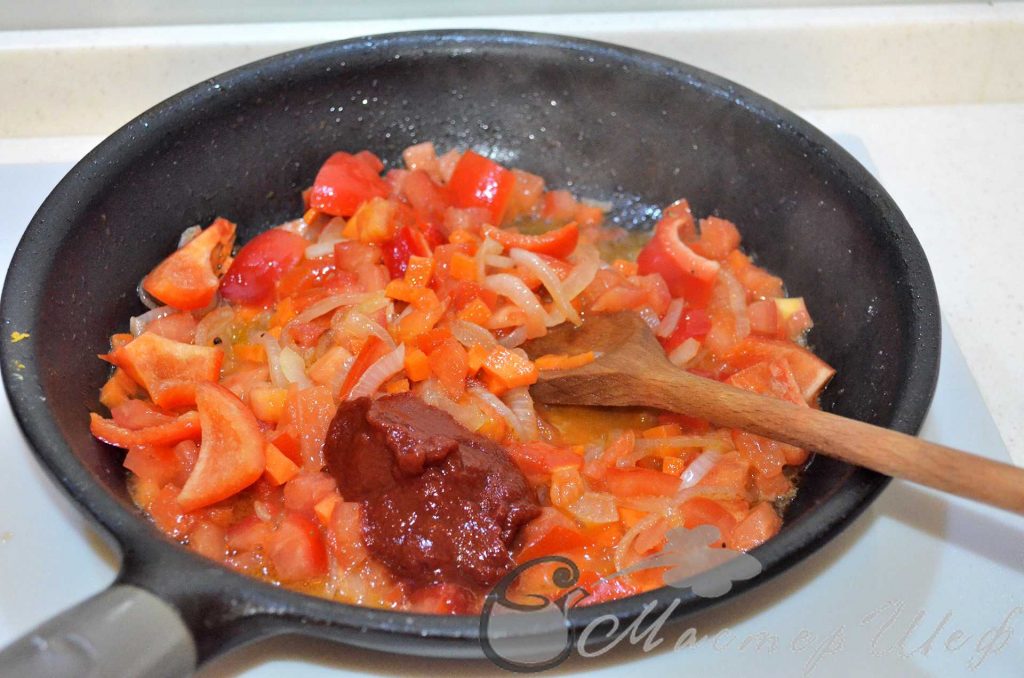 Обжариваем овощи с томатной пастой
