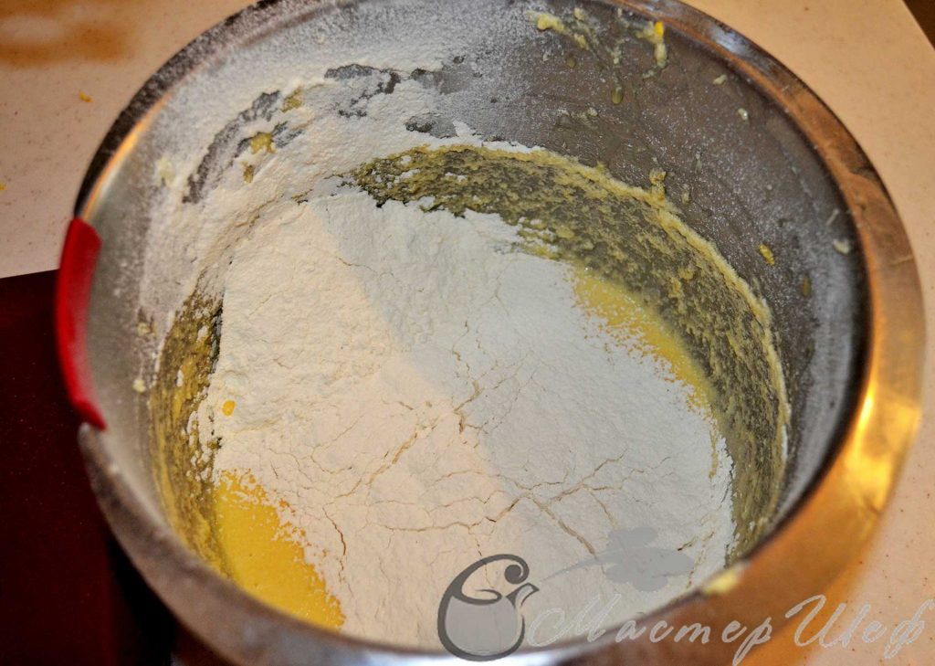 готовим тесто для лимонного пирога