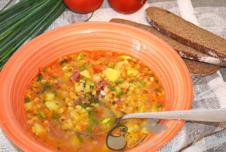 Густой чечевичный суп с деревенской колбаской