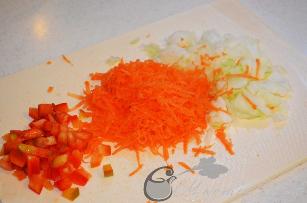 Нарезаем лук и перец, трем морковь