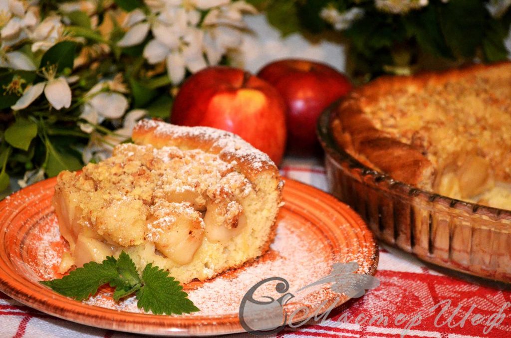 Яблочный пирог с марципановой крошкой