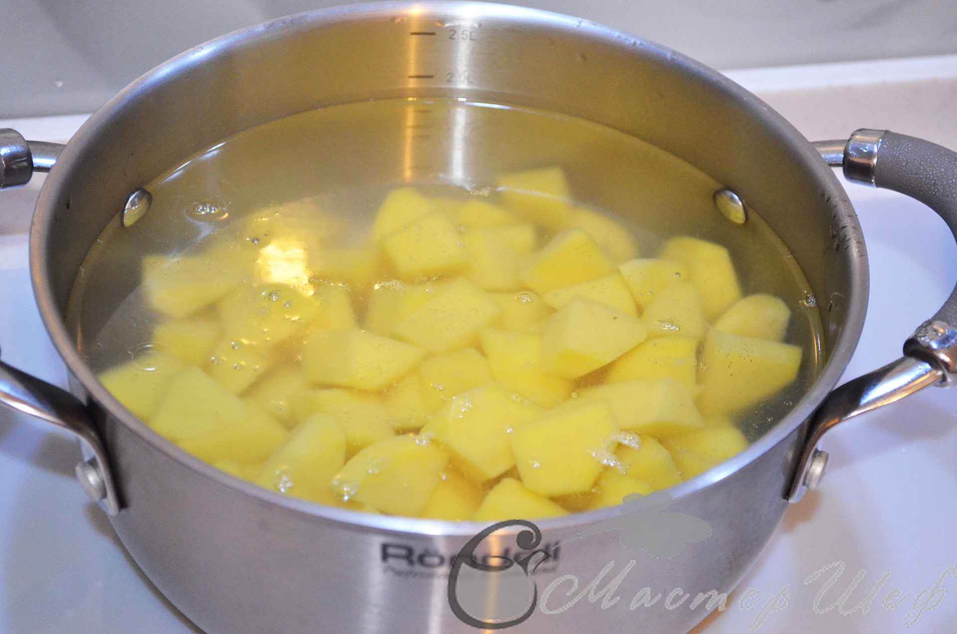Картошку кидать в кипящую воду. Картошка в кастрюле. Картофель варится. Картофель отварной в кастрюле. Вареный картофель в кастрюле.