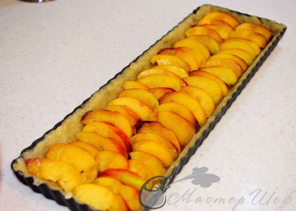 Нарезаем персики и выкладываем их на тесто