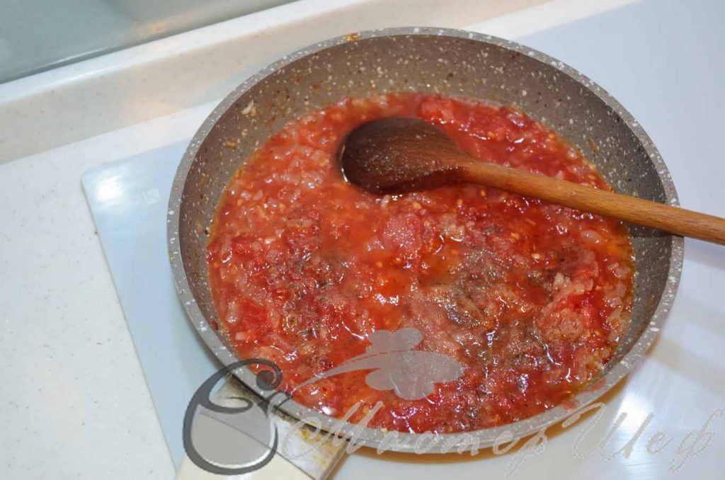 Обжариваем томаты и добавляем специи