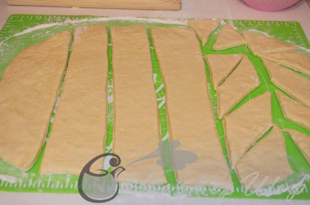 Раскатываем тесто и разрезаем на ромбики или квадратики
