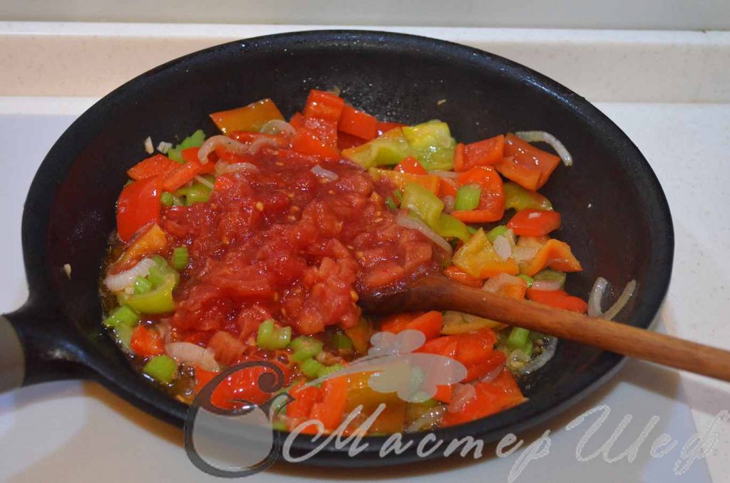 добавляем мелко рубленные томаты вместе с соком и тушим