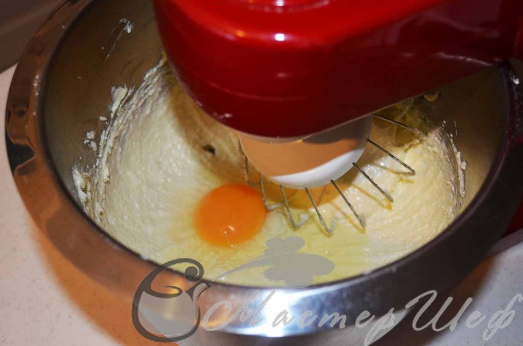 Взбиваем масло с сахаром, добавляя по одному яйцу