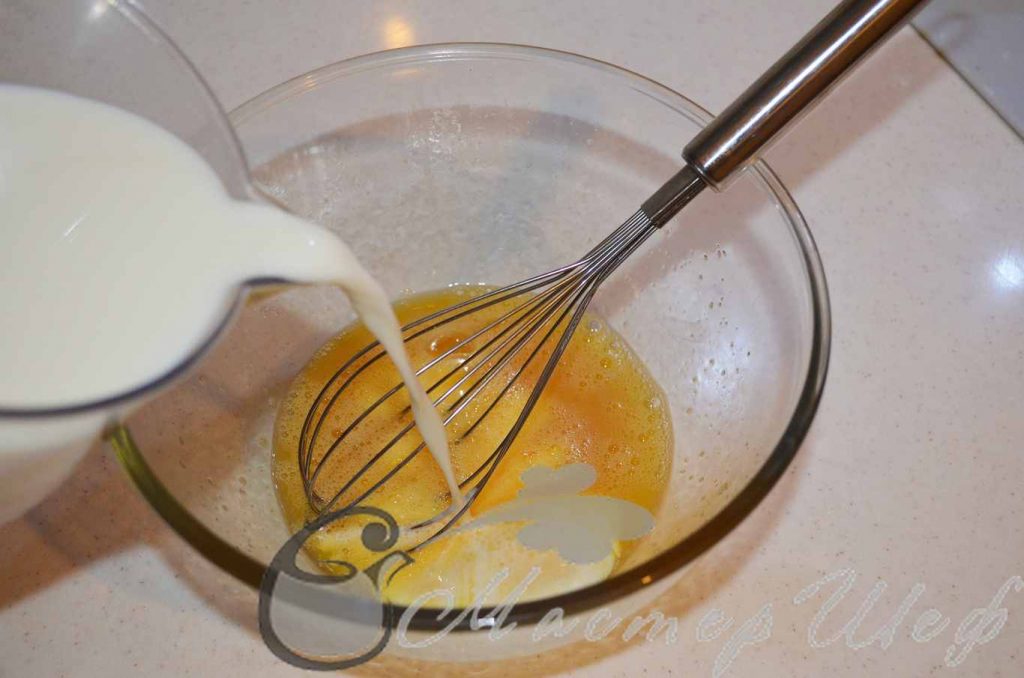 смешиваем яйцо, сахар, соль и добавляем молоко