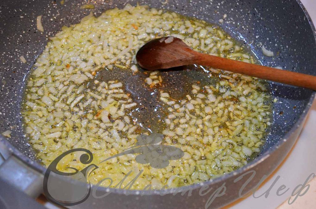 Обжариваем лук до золотистого цвета на сливочном и оливковом масле