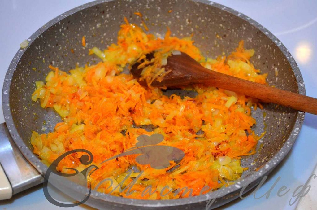 Обжариваем лук и морковь до золотистого цвета