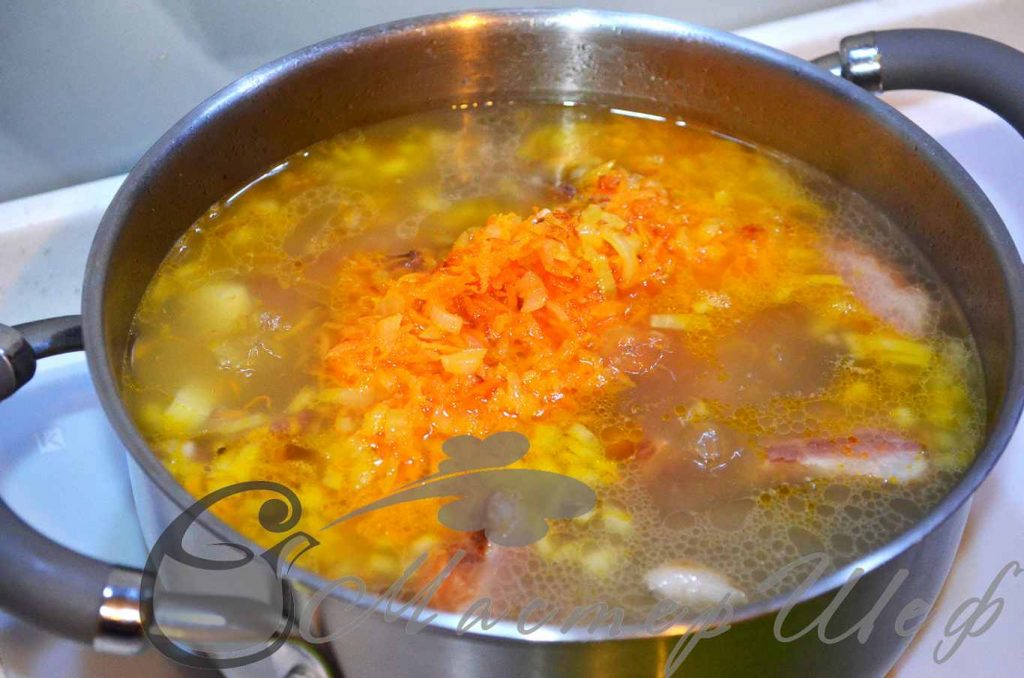 Перекладываем лук с морковью в кастрюлю