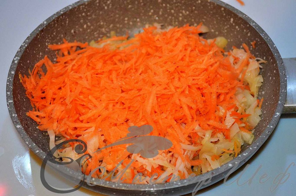 Обжариваем капусту с морковью на масле 5 минут