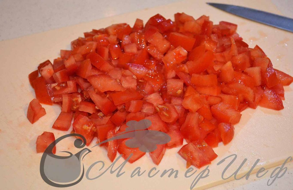 Нарезаем кабачок, баклажан и помидоры
