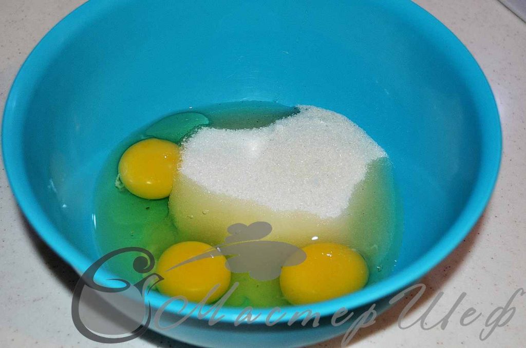 взбиваем яйца с сахаром и ванильным сахаром
