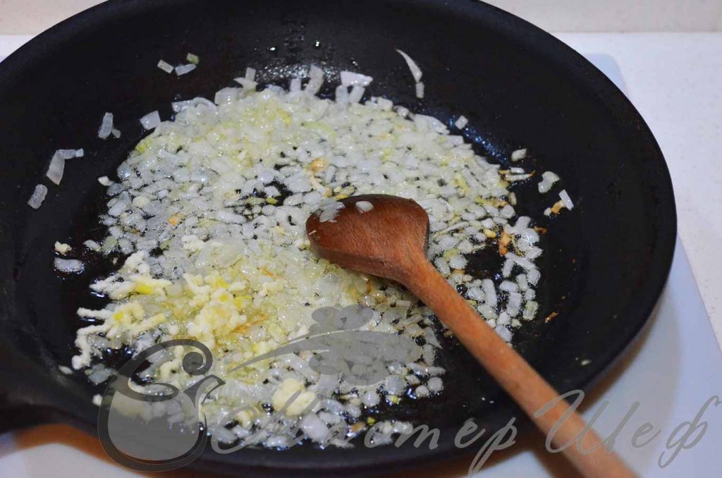 На оливковом масле обжариваем лук до прозрачности добавляем чеснок и жарим еще 1 мин