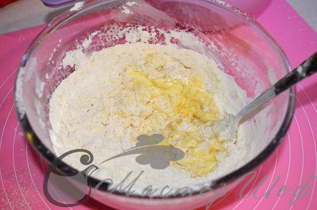 Добавляем яично-масляную смесь в муку и замешиваем эластичное тесто