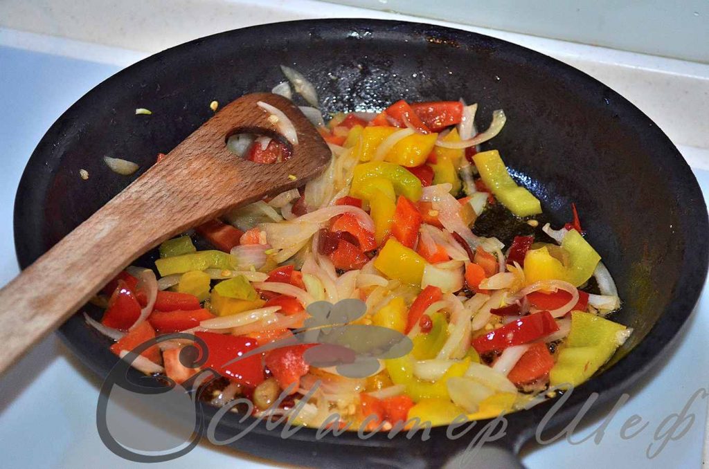 Разогреваем в сковороде масло выкладываем овощи, добавляем чеснок, пропущенный через пресс. Пассируем овощи на среднем огне до прозрачности лука. 