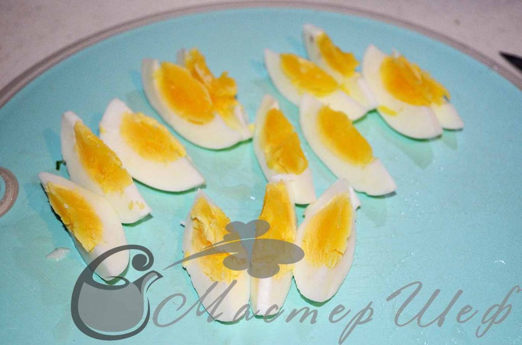 Яйца отвариваем вкрутую, чистим и нарезаем дольками