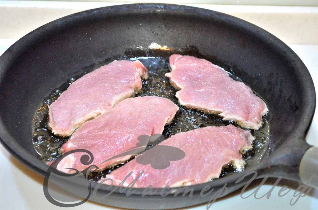 На раскаленной сковороде обжариваем мясо 30 сек с каждой стороны