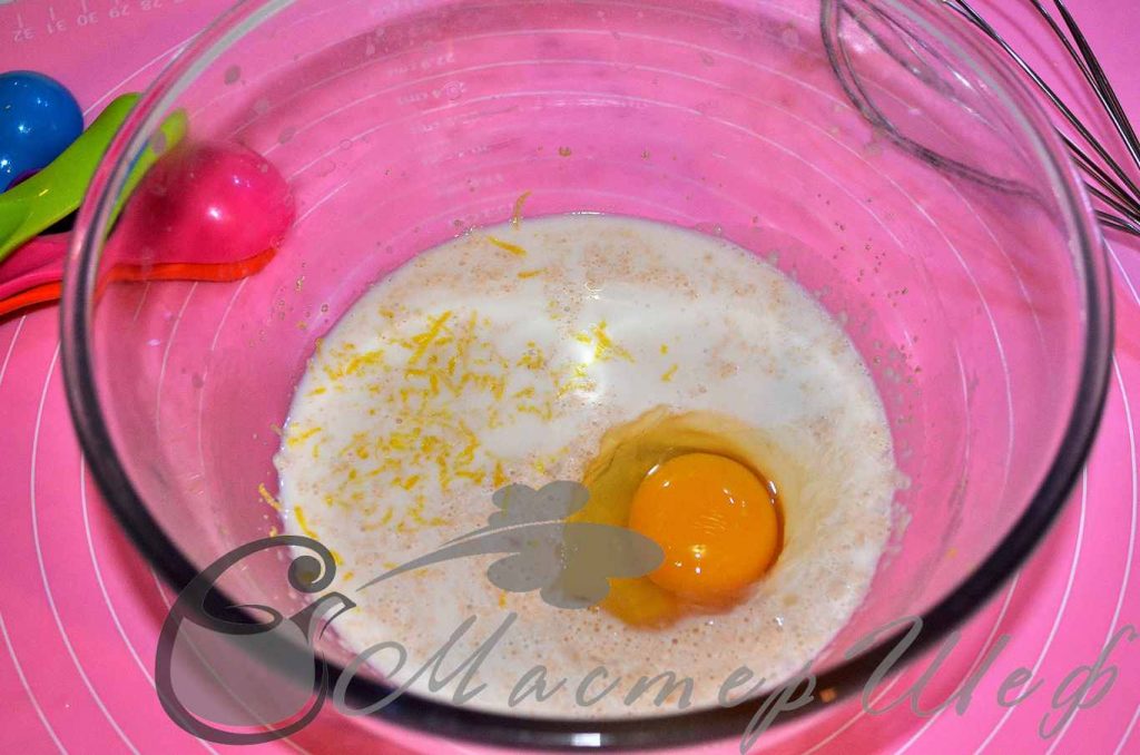 Добавляем сахар и яйцо - перемешиваем