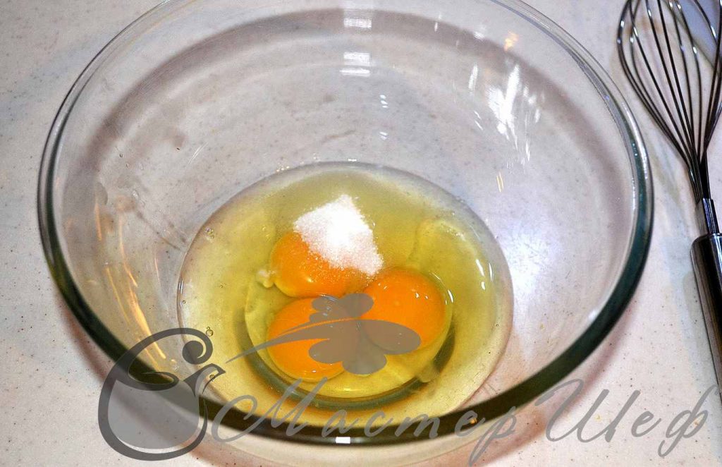 смешиваем яйца, соль и сахар
