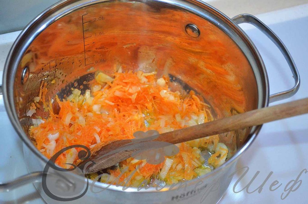 пассируем лук с морковью в кастрюле с растительным маслом