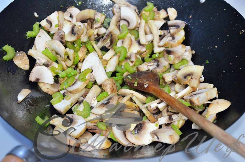 Добавляем грибы и готовим на среднем огне 10-15 минут