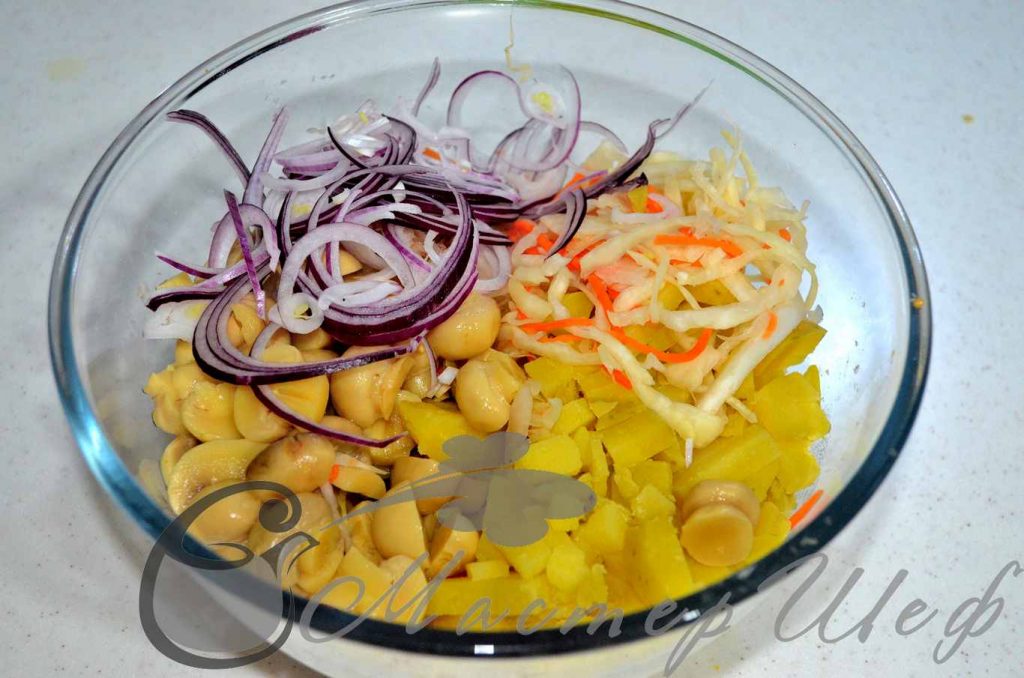 В удобной посуде соединяем все ингредиенты: капусту, грибы, картофель, лук (нарезаем тонкими полукольцами), соль/перец и зелень. Заправляем маслом.