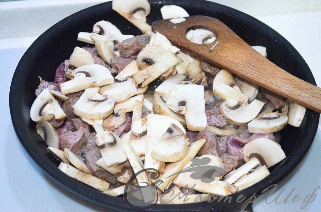 Нарезаем грибы и кидаем к мясу
