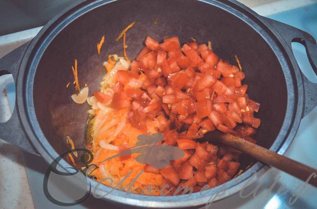 Нарезаем помидоры и добавляем к овощам, наливаем воды, тушим 15 минут