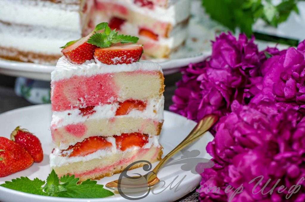 Розовый торт «Клубника со сливками»