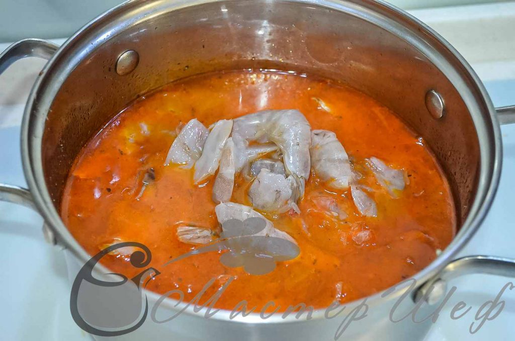 Закладываем рыбу и креветки, доводим до кипения и варим 4 минуты. В готовый суп добавляем петрушку и сок лимона по вкусу.