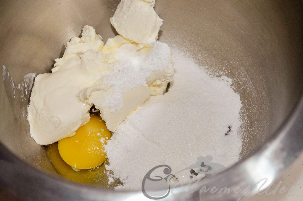 Взбиваем до пышной массы сыр, пудру и яйцо - Рецепт лимонных чизкейков