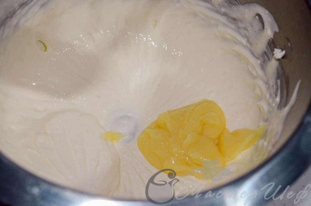 Добавляем 2 ст. ложки лимонного крема и еще раз перемешиваем - рецепт чизкейков