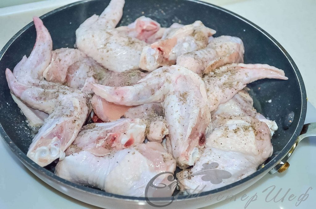 Куриные крылышки по-азиатски - Крылья разрезаем на две части. Кладем в очень хорошо разогретую сковороду.