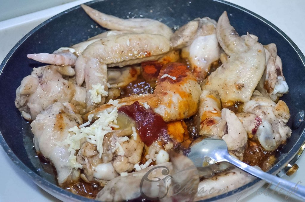 Куриные крылышки по-азиатски - Далее добавляем пропущенный через пресс чеснок, измельченный чили (если не любите острое, не кладите), мед, томатную пасту, все соусы и специи. Перемешиваем.