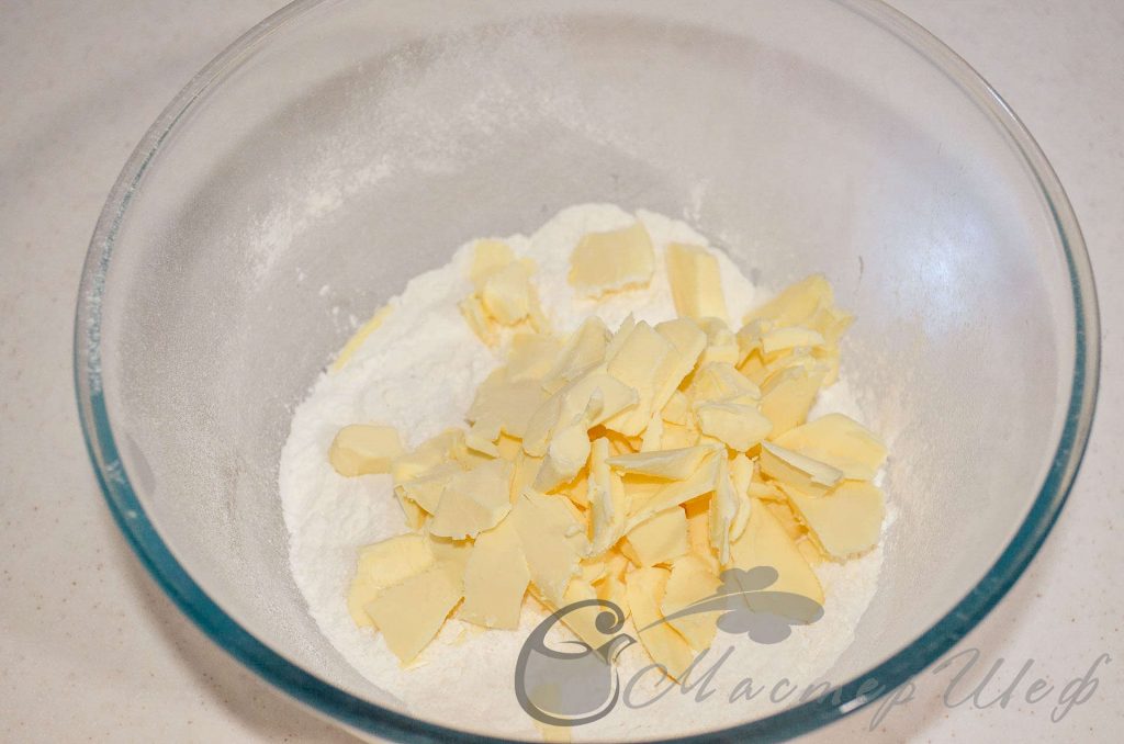 Лимонные пирожные - В просеянную муку добавляем холодное сливочное масло и перетираем в крошку.