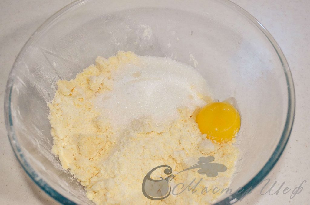 Лимонные пирожные - Если тесто сильно крошится, добавьте несколько капель холодной воды. 
