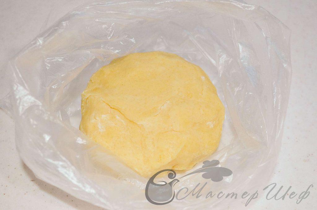 Лимонные пирожные - Заворачиваем тесто в пленку и убираем в холодильник на полчаса.