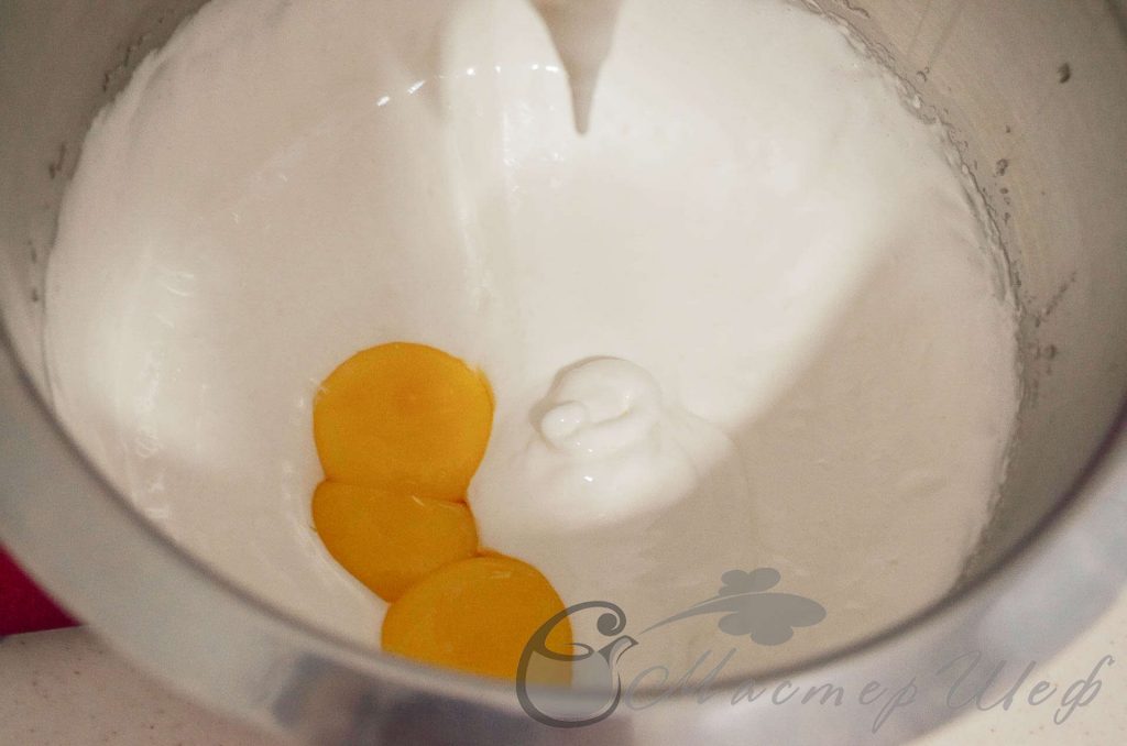 Рулет Зебра - Белки отделяем от желтков. Взбиваем белки с солью постепенно добавляя сахар до пышной белой массы. Добавляем желтки, перемешиваем.