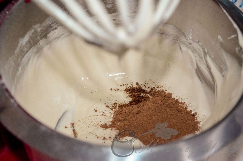 Рулет Зебра - Делим тесто на 2 равные части. В одну добавляем какао. 