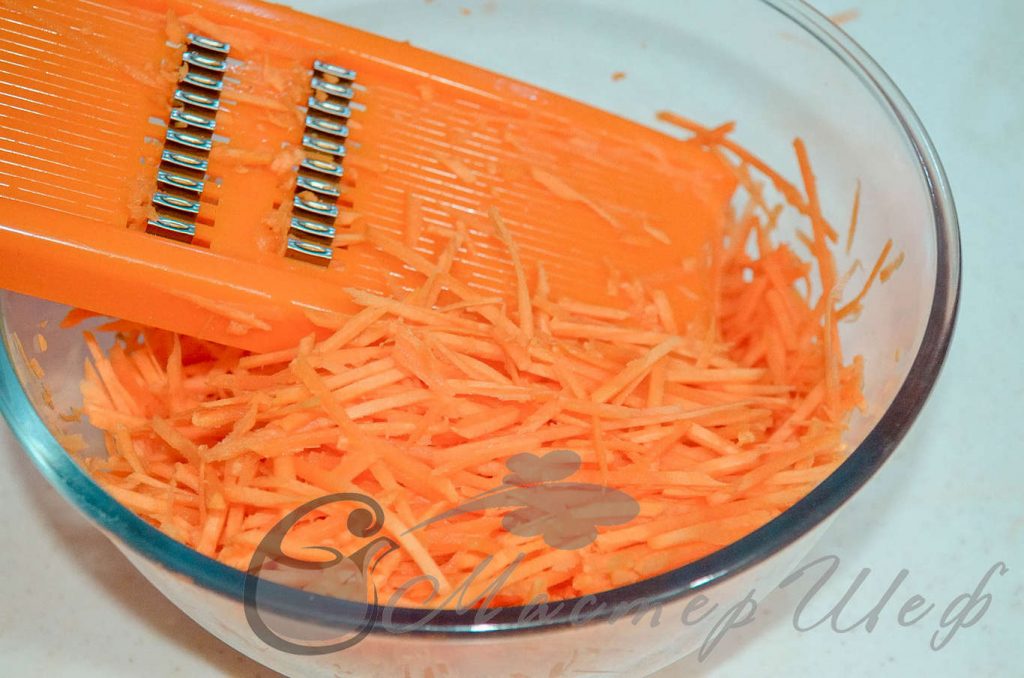 Морковный салат по-корейски с кальмарами - ШАГ 2а - Натираем морковь 
