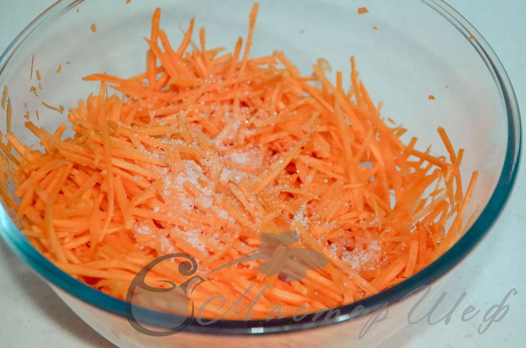 Морковный салат по-корейски с кальмарами - ШАГ 2б - Добавляем соль, сахар и хорошо помнем морковь.